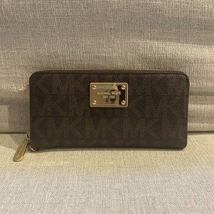 Micheal Kors Wallet (Never used)